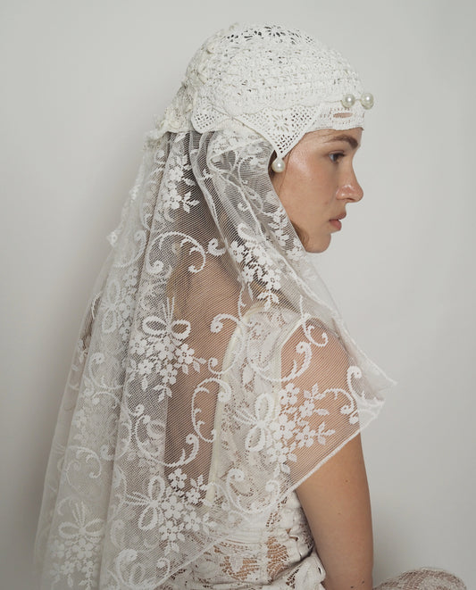 White headpiece pearls